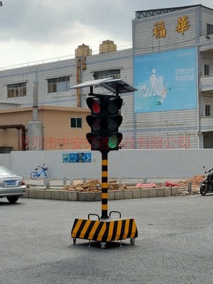 多時段臨時紅綠燈規范交通 五一假期出行不怕堵